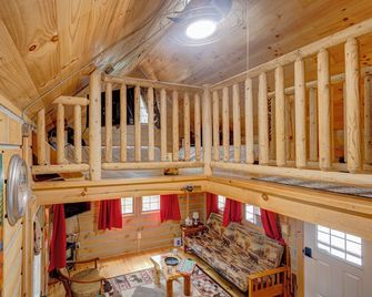 New Hummingbird Lodge | Cozy 2br Wooded Stay - Bedford - Escaleras