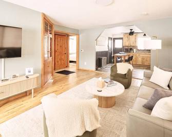 Warm and inviting 2BR retreat in central Sheridan. Unwind in a King Thuma bed after a day of winter adventure. Just 5 minutes to downtown dining & shops. The perfect cozy base camp. - Sheridan - Living room