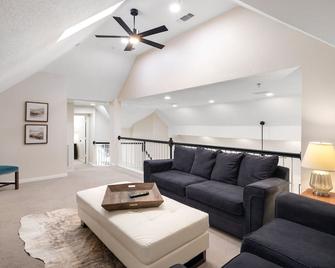 Location, location! Modern updated Home in the Heart of Addision! - Addison - Living room