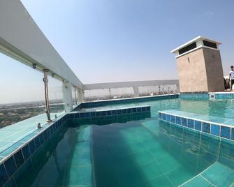 Hermoso Departamento 4 Habitaciones con Baño a 10 min del Aeropuerto - Santa Cruz de la Sierra - Pool