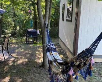 Bigfoot Inn -cabin with loft -near Illinois River - Tahlequah - Patio