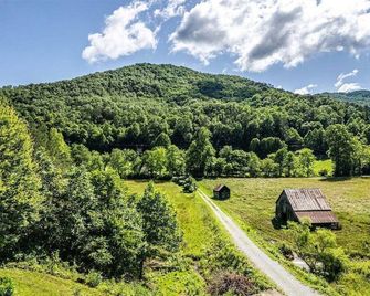Alarka Creek Farmhouse - Bryson City
