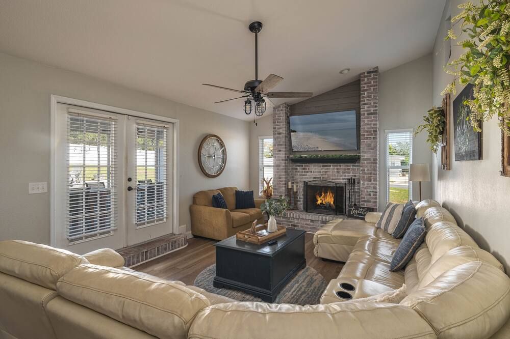Lake Retreat w/Pool & Hot Tub near Bok Tower - Lake Wales - Wohnzimmer