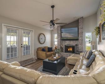 Lake Retreat w/Pool & Hot Tub near Bok Tower - Lake Wales - Living room