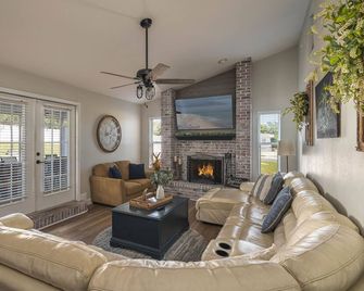 Lake Retreat w/Pool & Hot Tub near Bok Tower - Lake Wales - Wohnzimmer