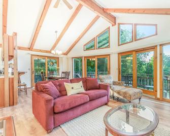 Peaceful, two-story home with a firepit & washer/dryer - close to the beach - Empire - Living room