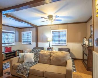 The Cub Cottage in North Pole AK - North Pole - Living room