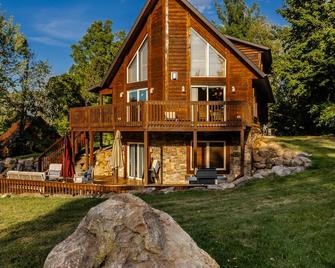 Devils Lake Escape -New Owners!! Sleeps 12 -8 Beds Walk To The Park - Baraboo - Building