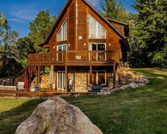 Devils Lake Escape -New Owners!! Sleeps 12 -8 Beds Walk To The Park - Baraboo - Gebouw