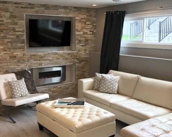 Modern 2 bedroom one bath suite - West Kelowna - Living room
