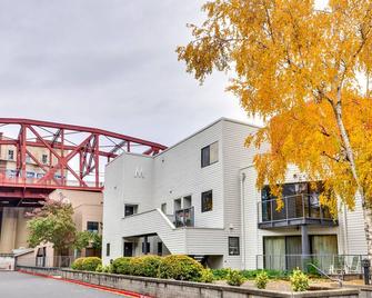 Portland Condo with Hot Tub Access, Near Downtown! - Portland - Building