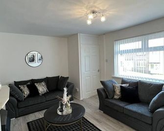 Welsh Getaway Home No 2 - 10 mins to Bike Park Wales - Merthyr Tydfil - Living room