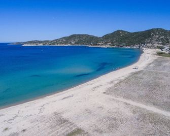 Camping Pitsoni - Sykia - Strand