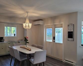 Country Cottage feel in the City! - Courtenay - Dining room