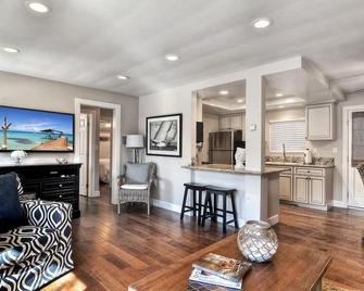 Kick back on Large Patio Close Beach & Village Garage - Corona del Mar - Kitchen