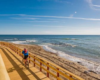 Macdonald Doña Lola Resort - La Cala de Mijas - חוף