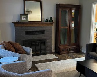 The Garden Hideaway! East Medford, close to hospital, shopping and restaurants. - Medford - Sala de estar