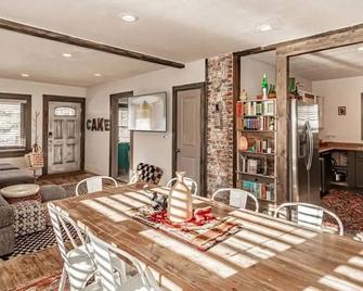 The Cake House: 5 Bedroom Art House - Pocatello - Dining room