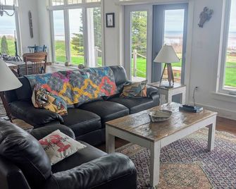 On The Strait - Little Pond Pei - Georgetown - Living room