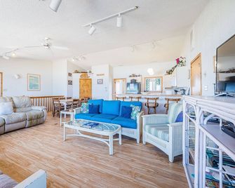 The Flying Tiger Inn - S Nags Head Mp 17, Oceanfront Duplex, Ocean View, Elevator, Hot Tub - Nags Head - Living room