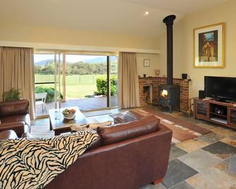 Langbrook Estate Cottages - Yarra Junction - Living room