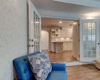 Spacious 3 Bedroom Pet Friendly!- Close to Beach! - Tarpon Springs - Huiskamer