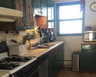 Cozy Alaskan Home - Anchorage - Kitchen