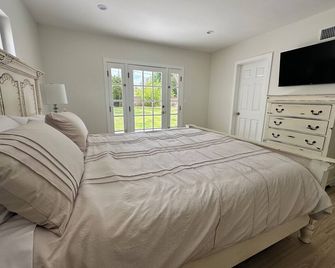 Spacious 5-bedroom house in enchanting Northridge with WiFi, AC - Los Angeles - Bedroom