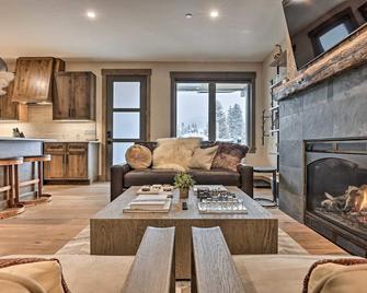 Winter Park Condo w/Hot Tub & 4 Mi to Skiing - Winter Park - Living room