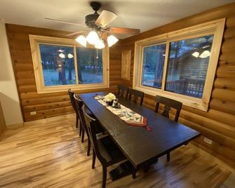 Sweet Retreat Cozy Cabin - Sisters - Dining room