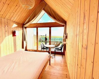 Lushna 11 Lux Suite at Lee Wick Farm Cottages & Glamping - Clacton-on-Sea - Bedroom