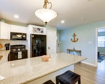 Heron Bay Cottage with Patio in Rockport! - Rockport - Cocina
