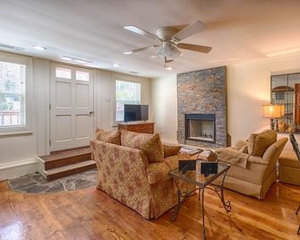 Mirror Lake Red Door Guest House-On Mirror Lake And 1.2 Miles From Main Street! - Highlands - Wohnzimmer