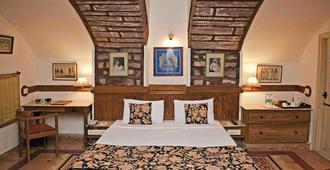 Welcomheritage Bal Samand Lake Palace - Jodhpur - Bedroom