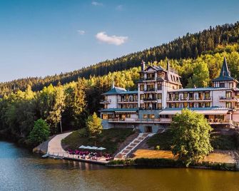Retro Riverside Wellness Resort - Karlsbad - Gebäude