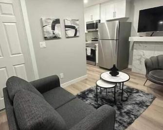 Luxurious Home in NW Calgary, Free Parking, High Speed Internet, Near Grocery and Airport - كالغاري - غرفة معيشة