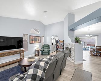 Fully Equipped - 3 Bedroom Vacation Retreat With Pool - North Las Vegas