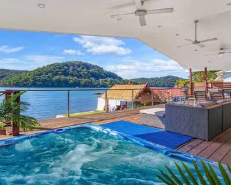 Tranquility with Spa & Jetty - Woy Woy - Pool