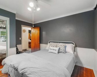 Welcoming 2-bedroom home with large deck and central location. - Waterloo - Bedroom