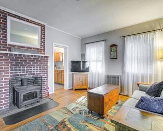Quiet Plymouth Cottage on Great South Pond! - Plymouth - Living room