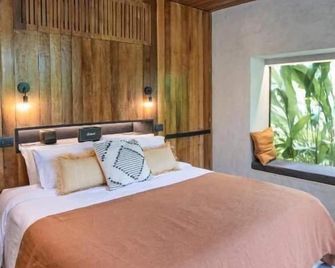 Surfing Temple Boutique Hotel - General Luna - Schlafzimmer