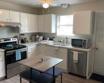 642 Ridgeway · New! King Beds, 86` Roku Tv, Firepit & Grill - Commerce - Kitchen