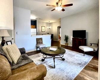 Open Concept AU Townhome w/Pool! Pets Welcome! - Auburn - Living room