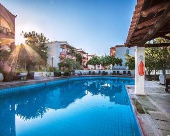 Rigas Hotel Skopelos - Skopelos - Alberca