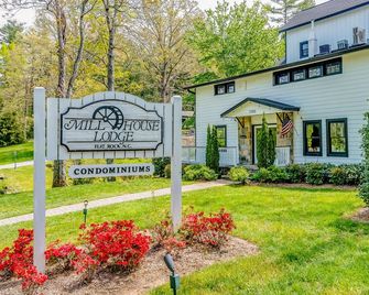 Lakefront corner condo with canoes, resort pool, tennis & firepit - dogs welcome - Flat Rock - Building