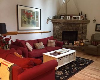 Walking distance to all you will need! Sleeps 8-10 - Ellison Bay - Sala de estar