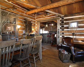 Unique 40 Ac Horse Friendly Ranch Renovated 1850 Miners Cabin W/3000 Sf Addition - Gunnison - Sala de jantar