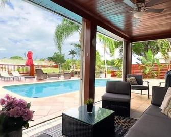 Spacious 3BR Oasis with Private Pool - فورت لاودردال - حوض السباحة