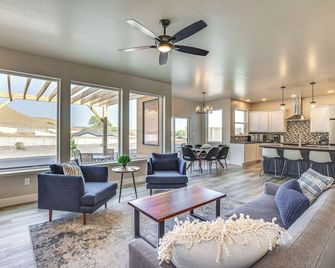 Luxe Living Grand Junction Home With Hot - Grand Junction - Living room