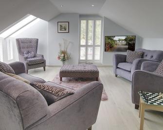 Swansea Valley Holiday Cottages - Neath - Living room